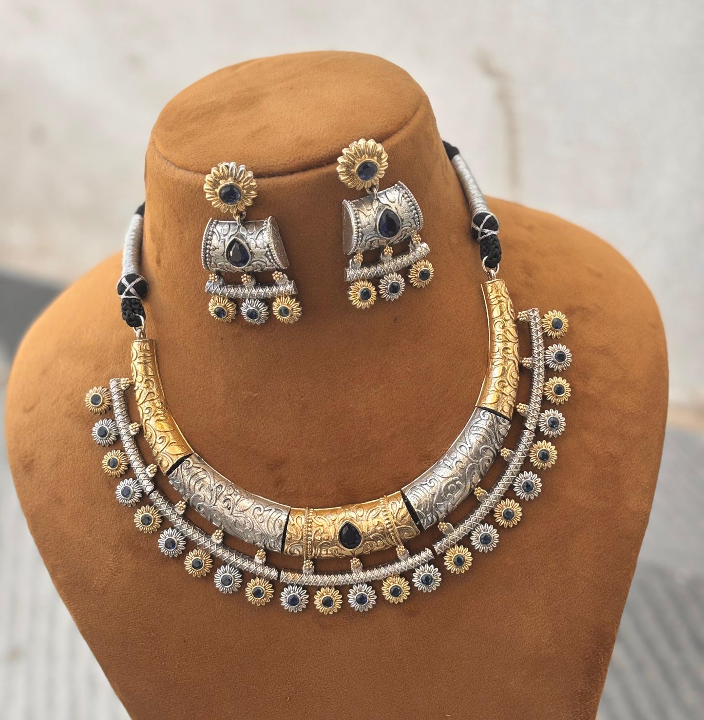 Kavya Dual Tone Hasli with Earrings