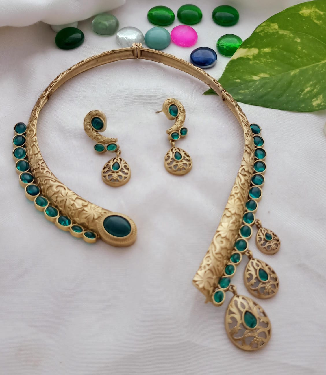 Beautiful Ahana Gold plated Collar hasli with Earrings