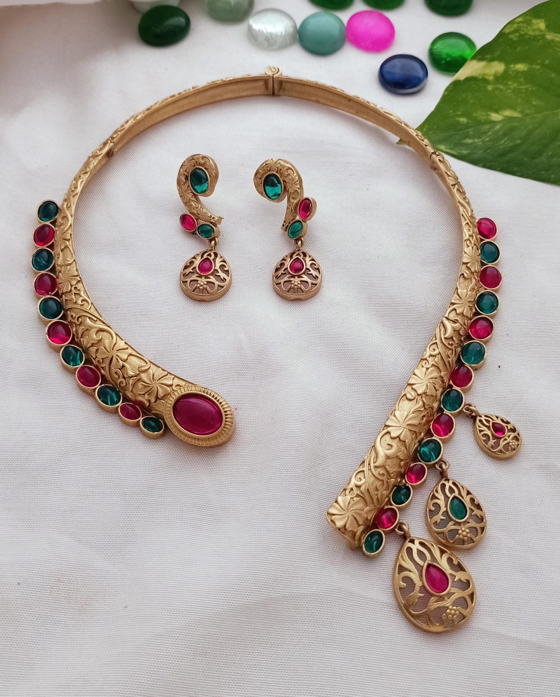 Beautiful Ahana Gold plated Collar hasli with Earrings