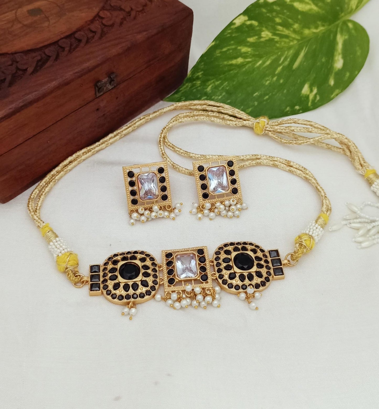 Antique Gold Kundan Choker Necklace Set with Earrings