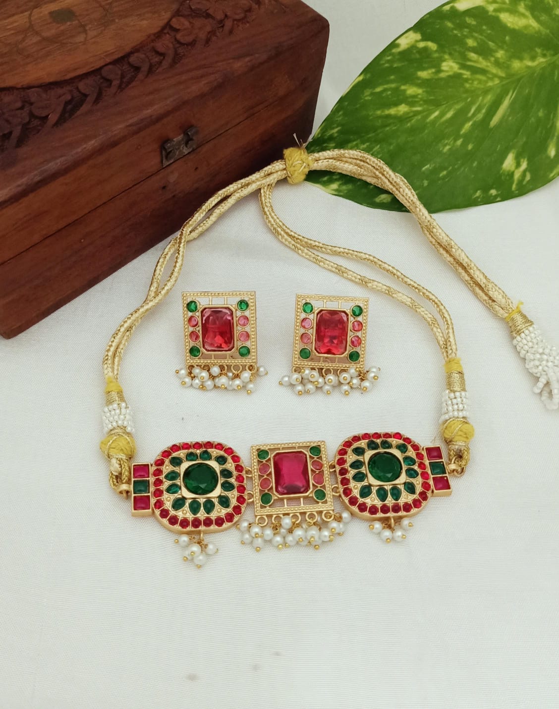 Antique Gold Kundan Choker Necklace Set with Earrings