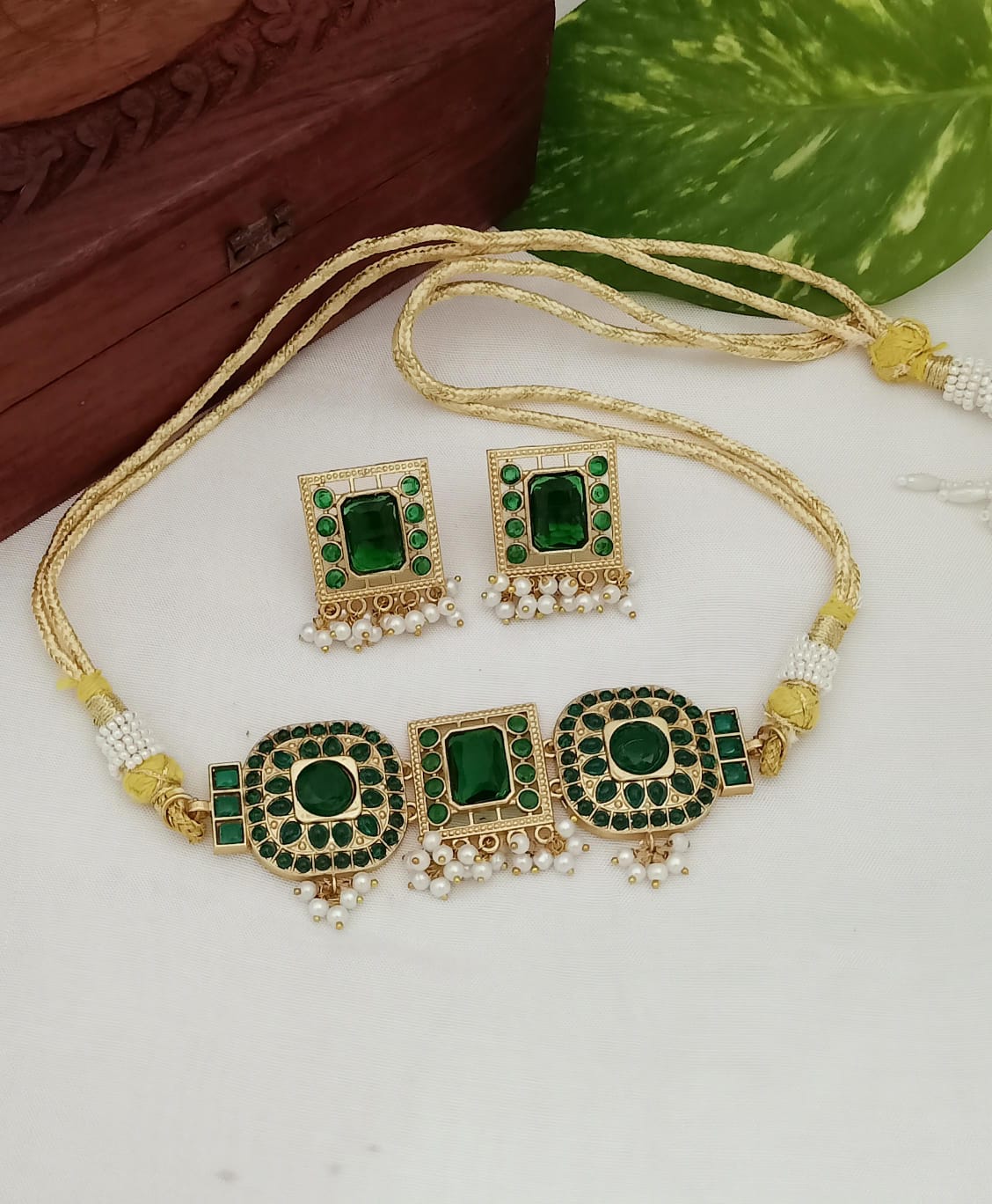 Antique Gold Kundan Choker Necklace Set with Earrings