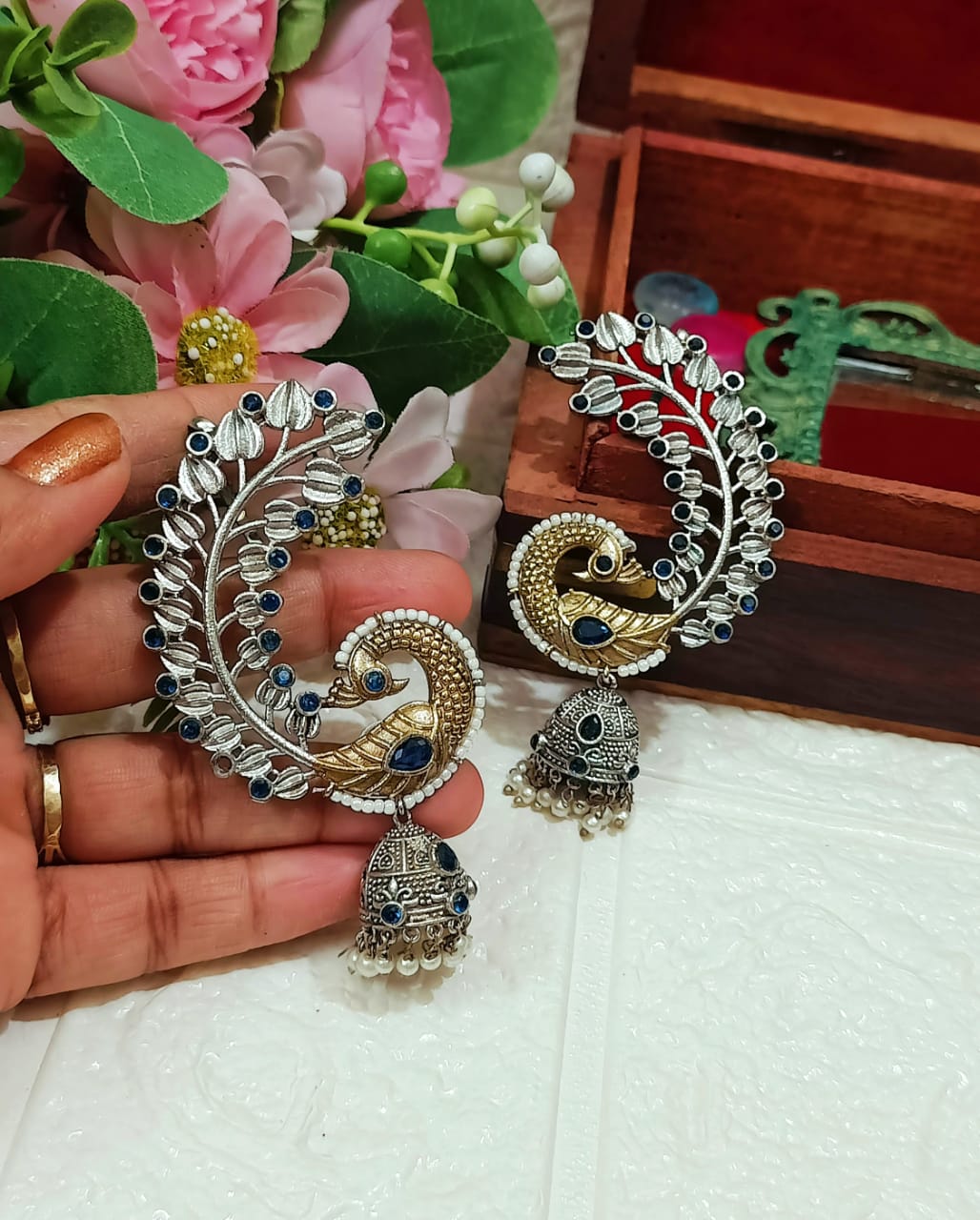 Morni Statement Vintage Dual Tone Leaf Motif Earcuff