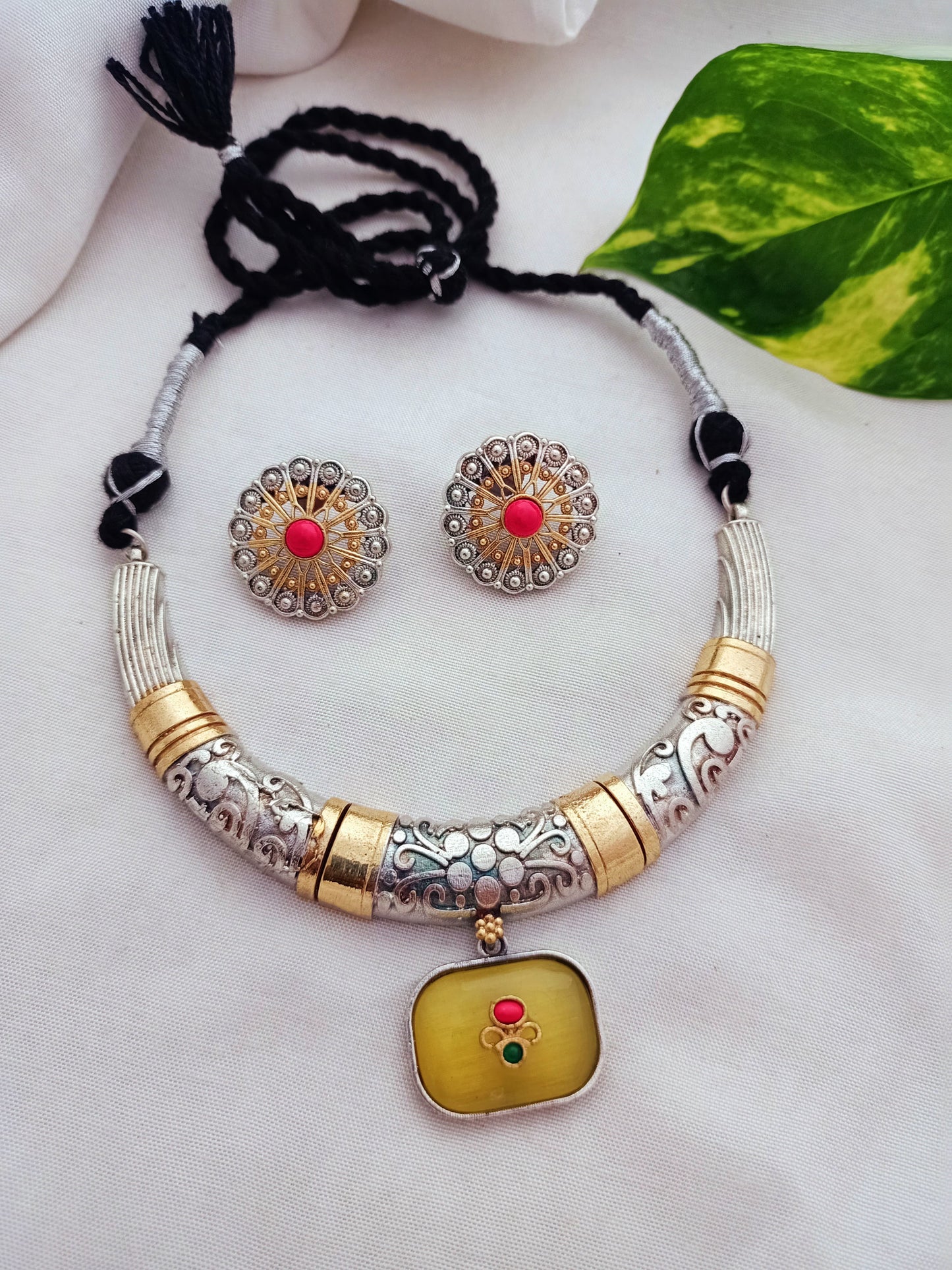 Aamani Dual tone Hasli with Earring