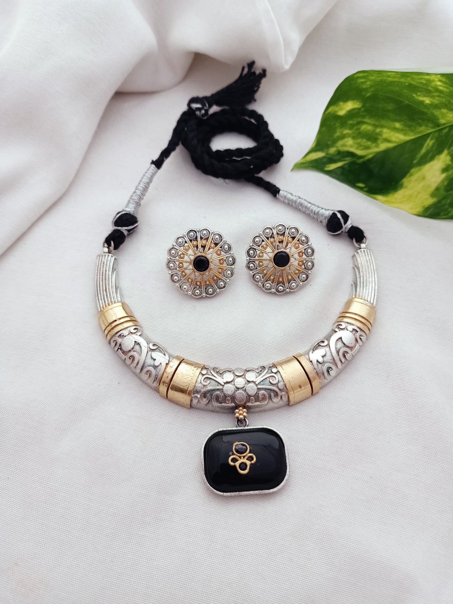 Aamani Dual tone Hasli with Earring