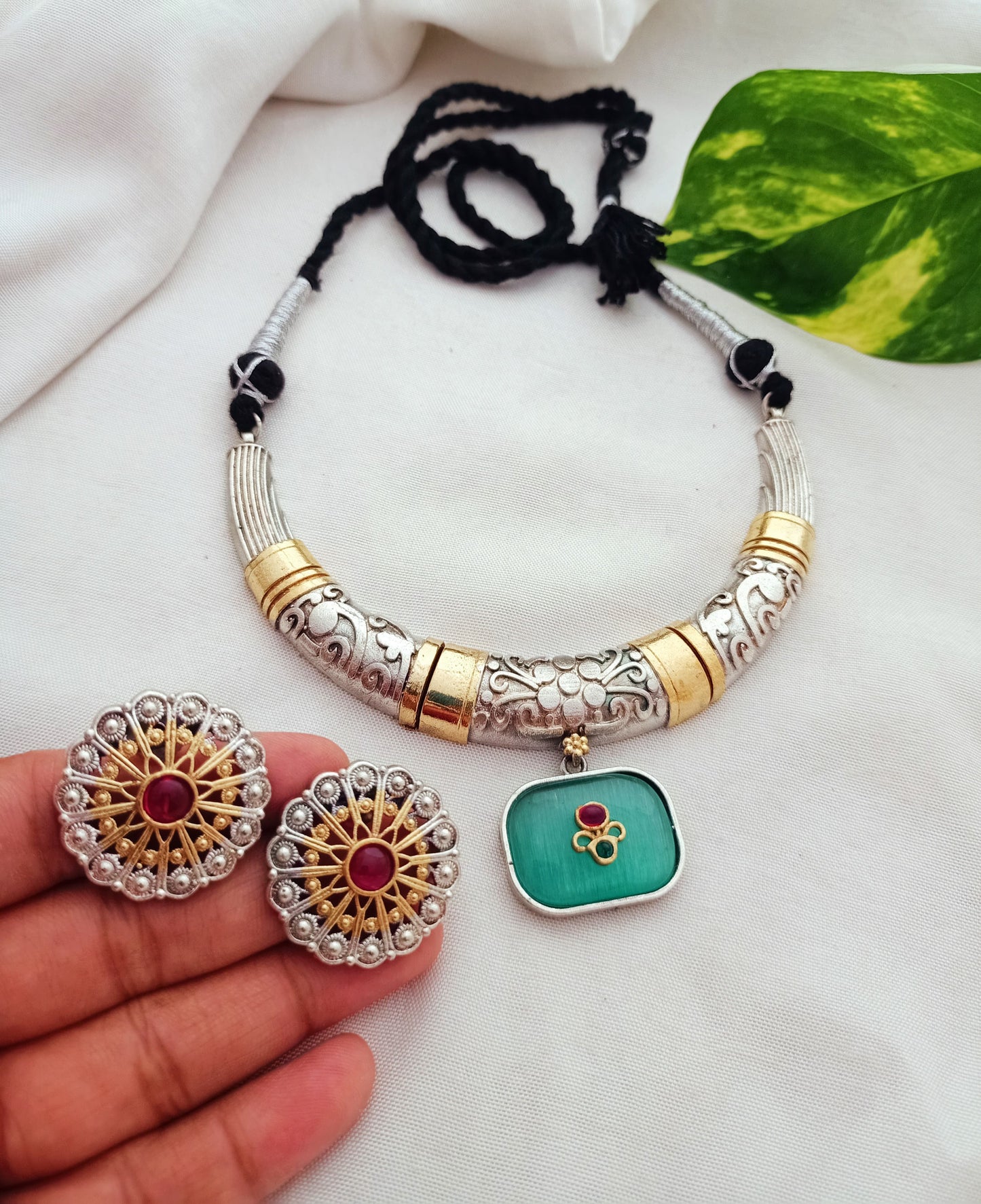 Aamani Dual tone Hasli with Earring