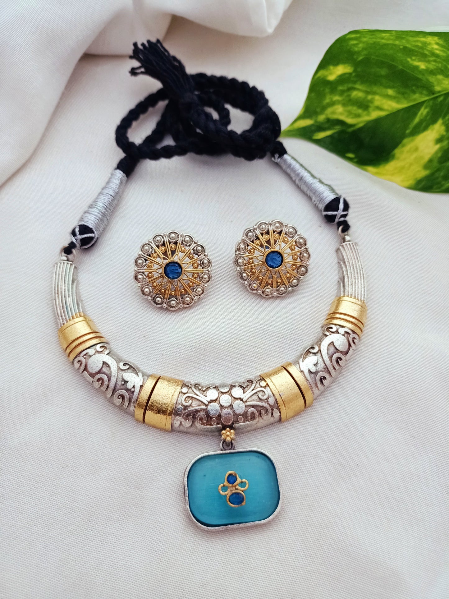 Aamani Dual tone Hasli with Earring