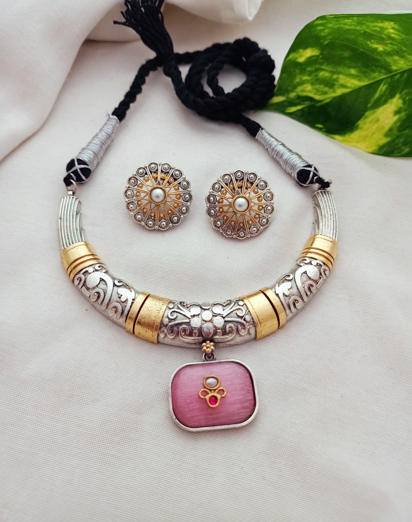 Aamani Dual tone Hasli with Earring