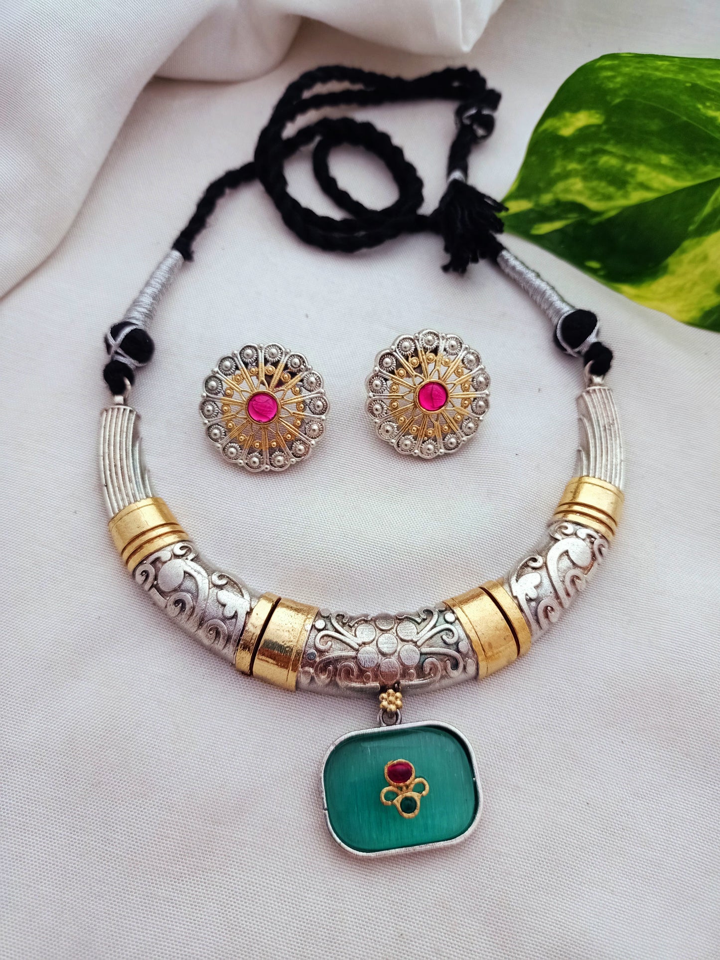 Aamani Dual tone Hasli with Earring